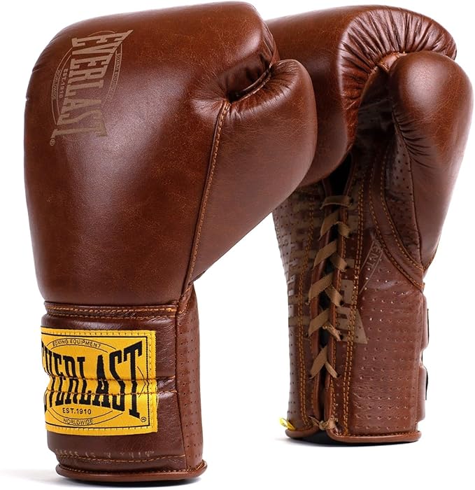 Guantes de boxeo Everlast Pro Style de color negro y dorado sobre un fondo blanco. Guantes de Boxeo Everlast Pro Style