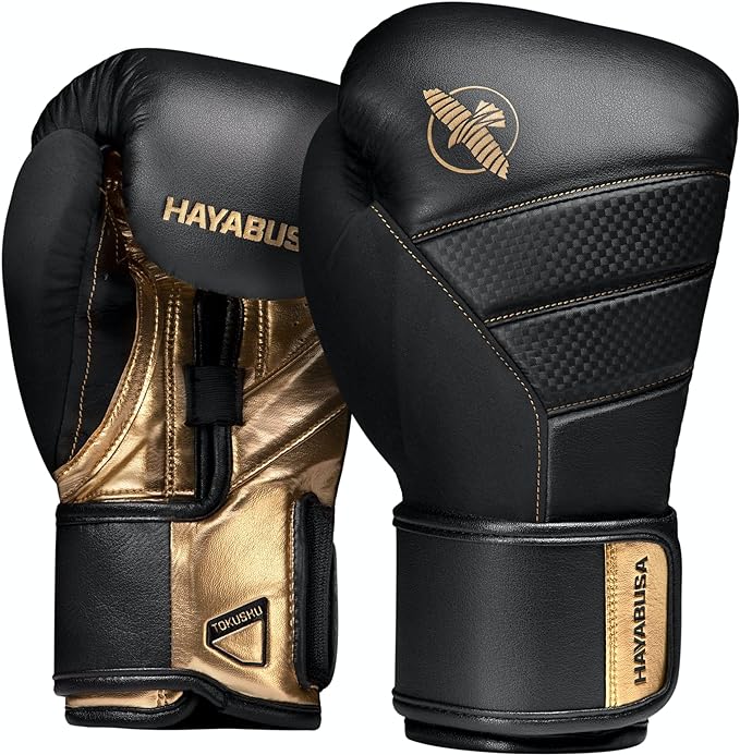 Guantes de Boxeo Hayabusa T3 de Cuero Negros y Dorados Guantes de boxeo Hayabusa T3 de cuero de color negro y dorado sobre un fondo blanco.