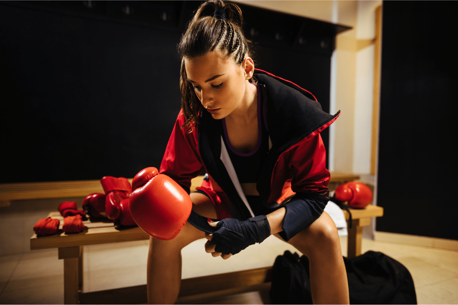 muay-thai-pasion-empoderamiento Mujer demostrando confianza y pasión mientras practica una actividad física o creativa