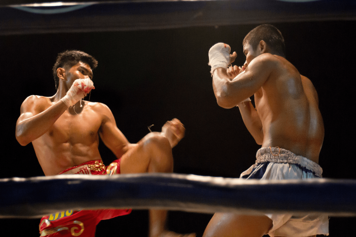 muaythai-crecimiento-diversion Grupo de personas participando en una actividad divertida que fomenta el crecimiento personal.