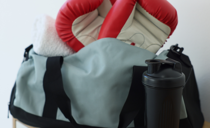 Bolsa de entrenamiento con guantes y equipo básico para una primera clase de artes marciales
