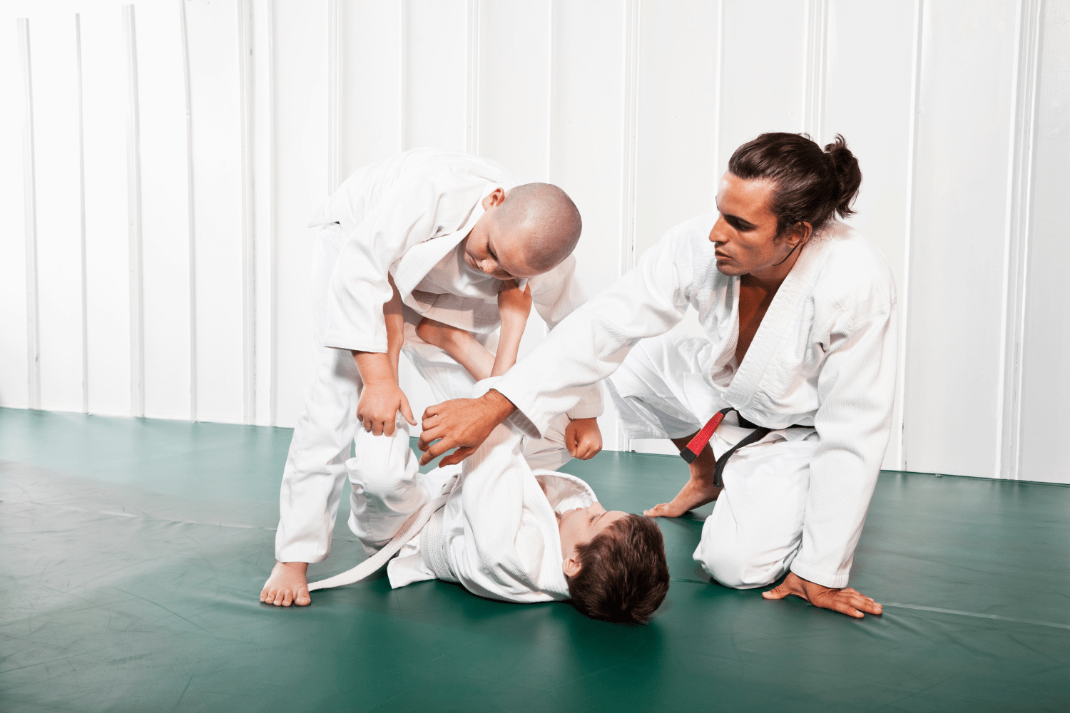Niño practicando Brazilian Jiu-Jitsu en un ambiente seguro y divertido.