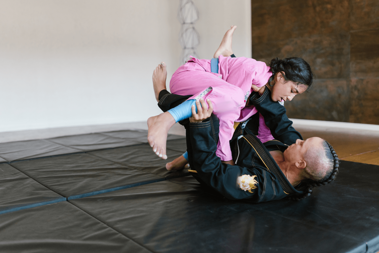 Luchadora de Brazilian Jiu-Jitsu entrenando con determinación y pasión en el tatami.
