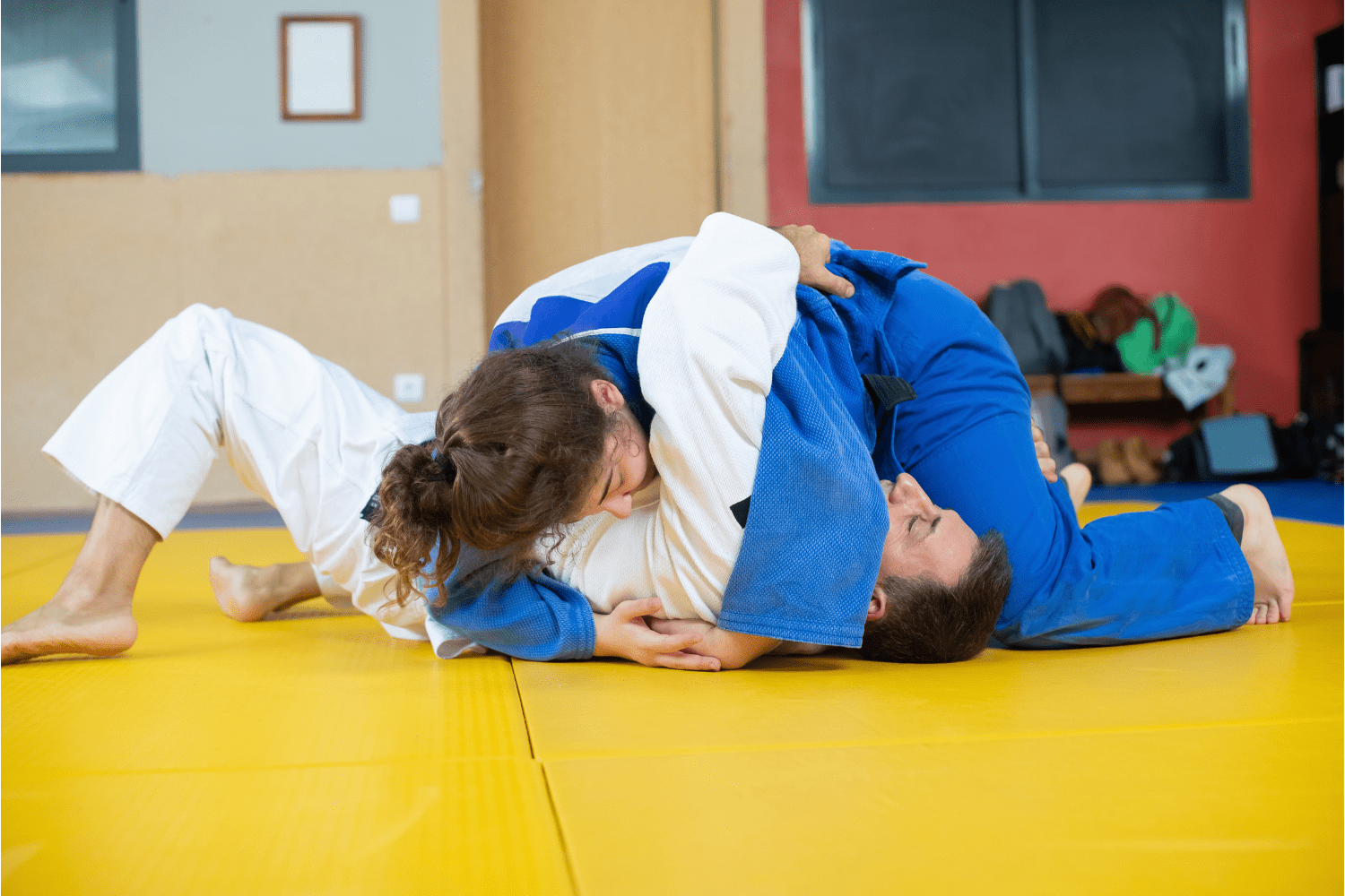 judo-cien-quilos Dos judokas practicando técnicas en un ambiente de aprendizaje y diversión.