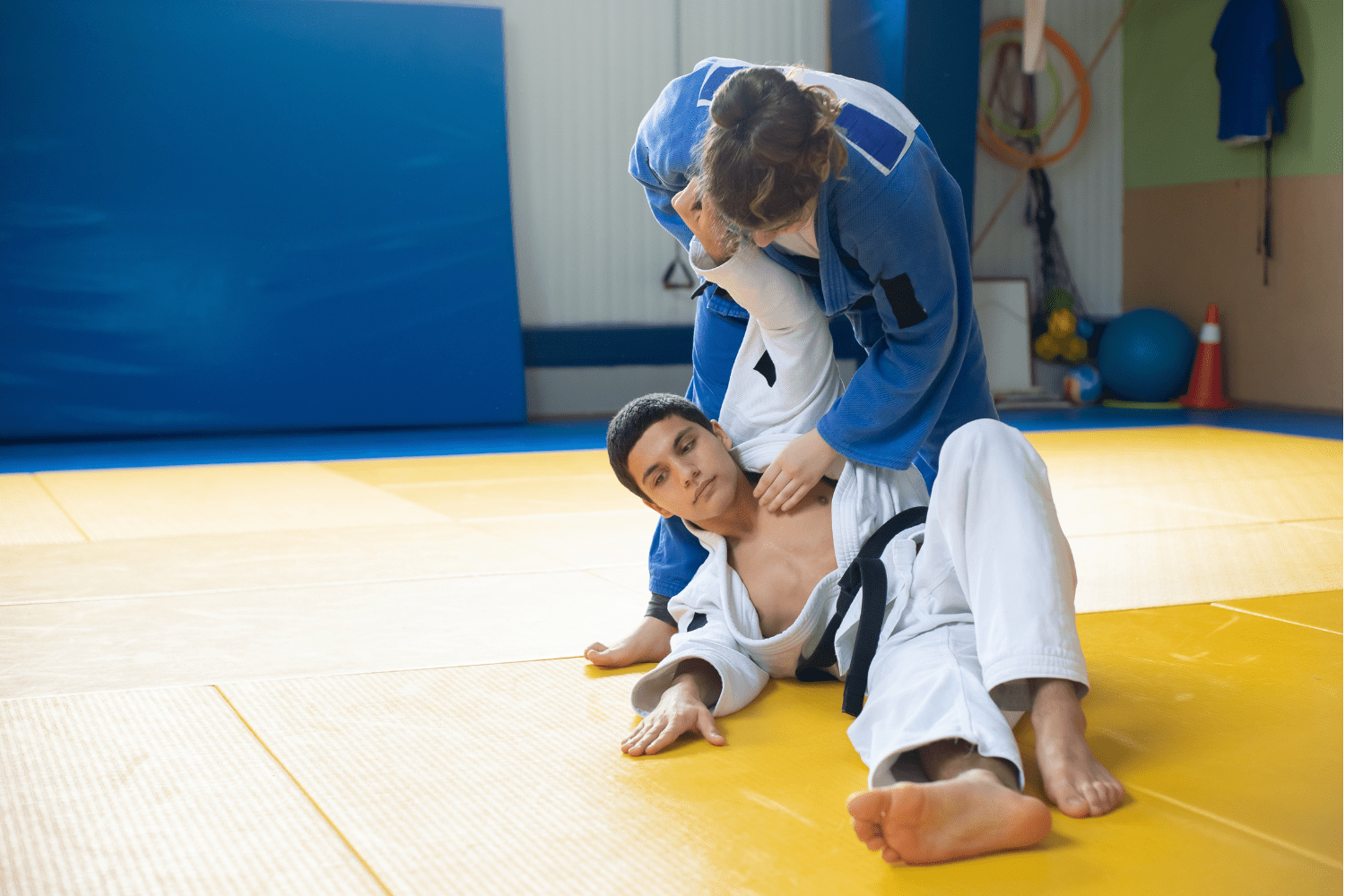 Judoka entrenando con pasión y determinación en el tatami.