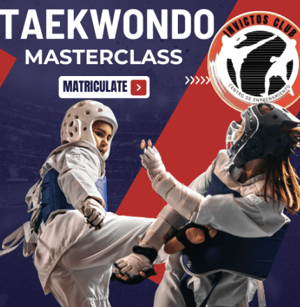 Entrenamiento de combate en curso de taekwondo Taekwondistas combatiendo durante un entrenamiento de taekwondo