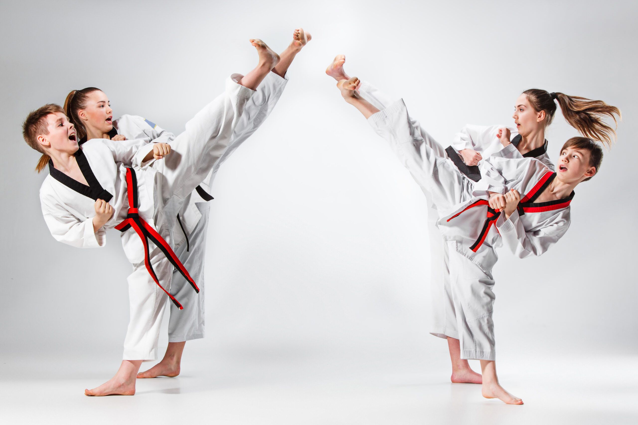 Niños en Formación de Taekwondo: Patadas para un Estilo de Vida Activo y Saludable Niños en formación practicando patadas en una clase de taekwondo, fomentando un estilo de vida activo y saludable.