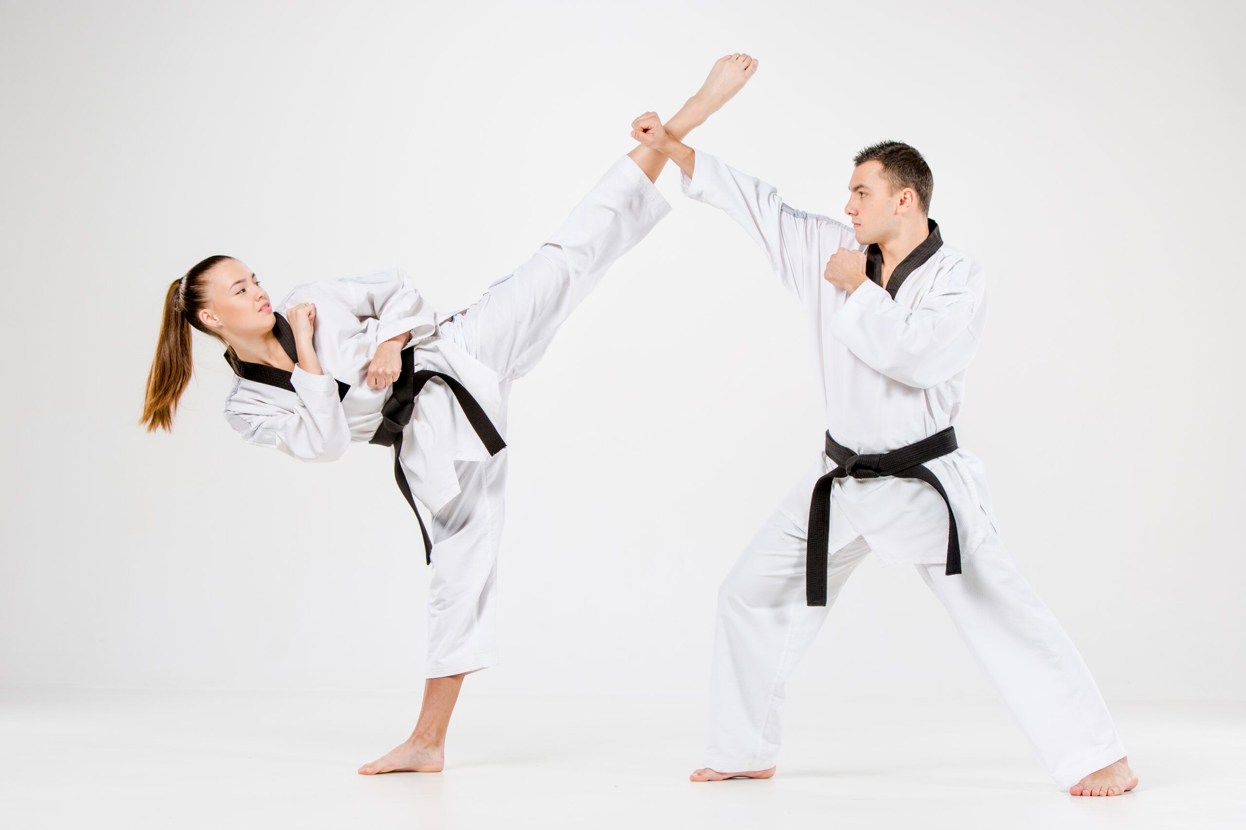 Formación en Taekwondo: Pasión y Empoderamiento en formación practicando patadas en una clase de taekwondo, expresando pasión y empoderamiento.